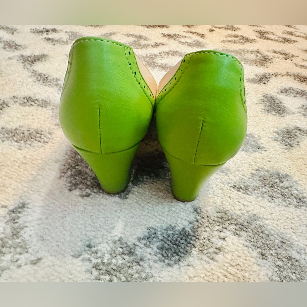 Women's Two-Tone Green and Cream Block Heel Pumps - Picture 3 of 3